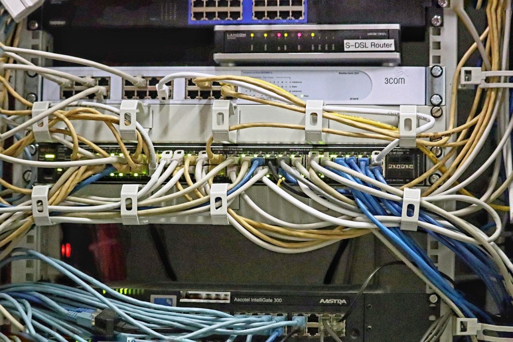 Server-Kablovi-Racunari-Elektronika_KreativnaSrbija.rs