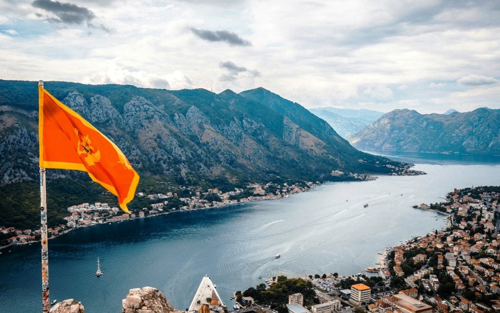 Crna Gora-Boka-Crnogorska zastava_Unsplash